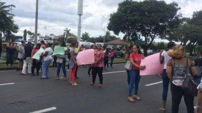 Padres de familia del Inst. Comercial Bolívar protestan en Avenida Balboa
