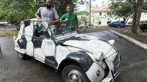 Franceses van camino al Mundial en viejo Citroen pintado como balón