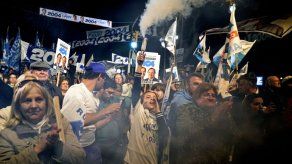 Uruguayos votan y destacan el valor de su democracia