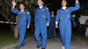 Astronautas de tres naciones llegan a la estación espacial