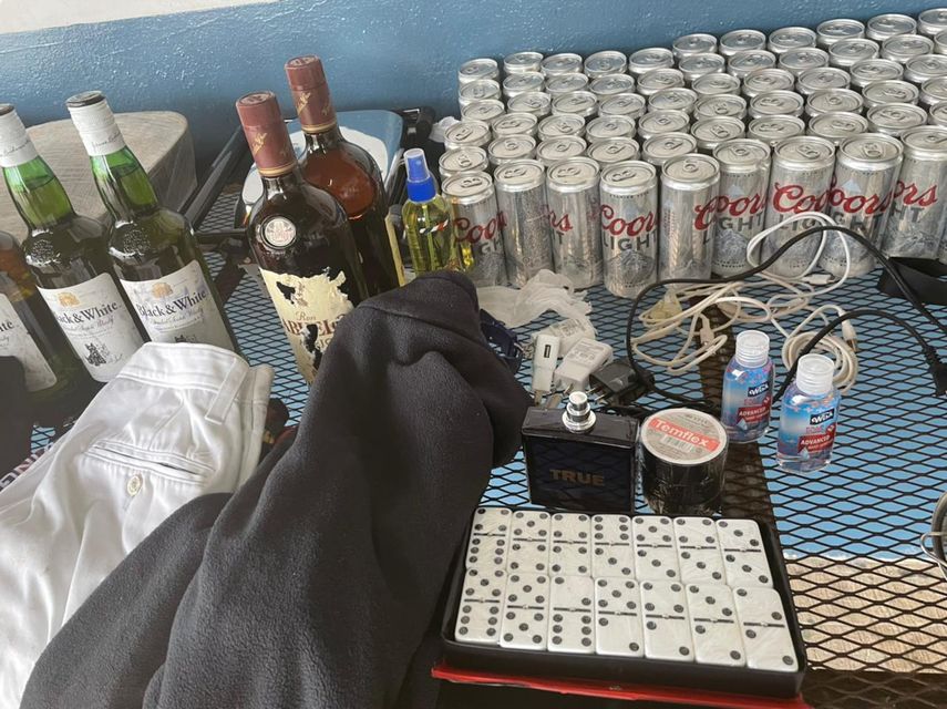 En un área cercana al penal se dio con el hallazgo de prendas de vestir