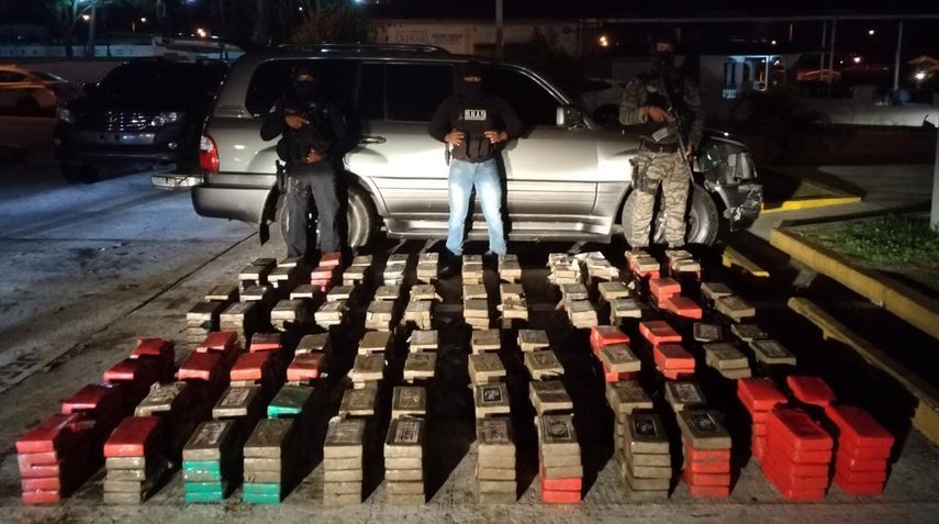 Aprehenden a 4 personas con 500 paquetes de presunta droga