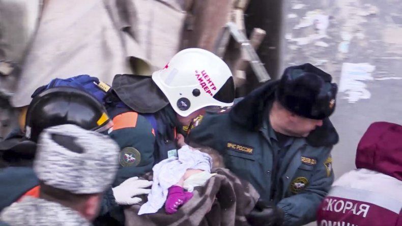 Hallan vivo a bebé tras 35 horas bajo escombros en Rusia