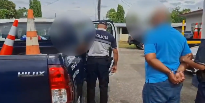 La Policía Nacional informa la detención de dos taxis por el presunto tráfico ilícito de migrantes.