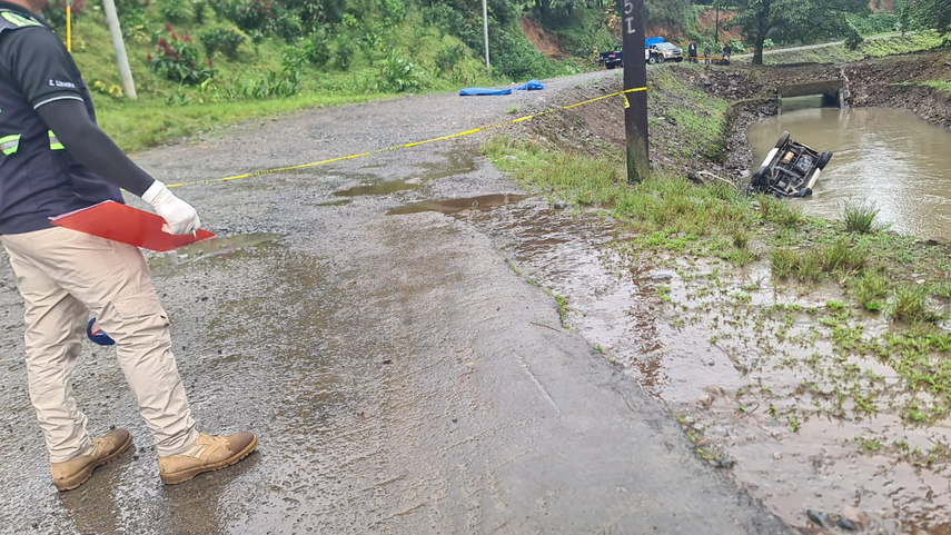 Auto cae al canal de agua en una vía de Boquete