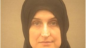 Allison Fluke-Ekren, de 42 años y nacida en Kansas (centro), admitió haberse involucrado en actividades relacionadas con el terrorismo en Siria, Libia e Irak entre 2011 y 2019.