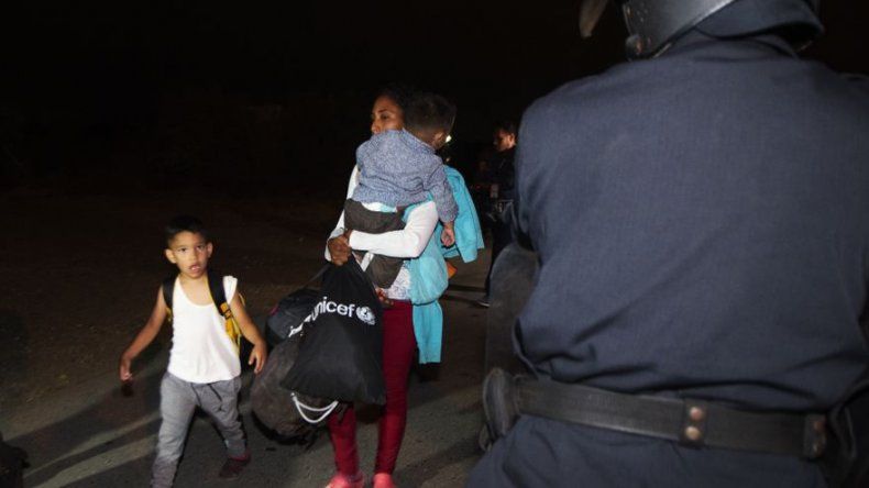 Desalojan en Guayaquil a 200 venezolanos tras choques por espacio público