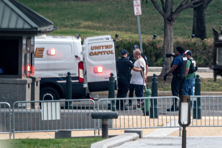 Vista de la Policía atendiendo el caso de un hombre que estacionó un vehículo sospechoso frente al Tribunal Supremo de Justicia de Estados Unidos.