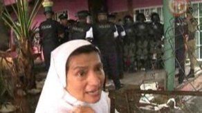 Monja intenta impedir desalojo en la 24 de diciembre