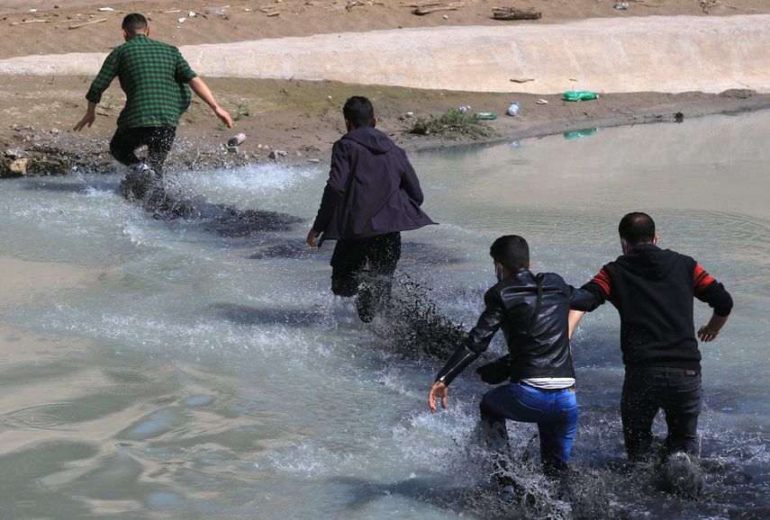 Foto de archivo de migrantes cruzando el río Bravo.