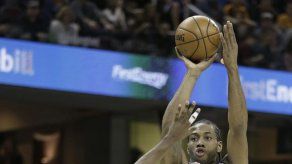 Leonard brilla con 41; Spurs vencen a Cavs en prórroga