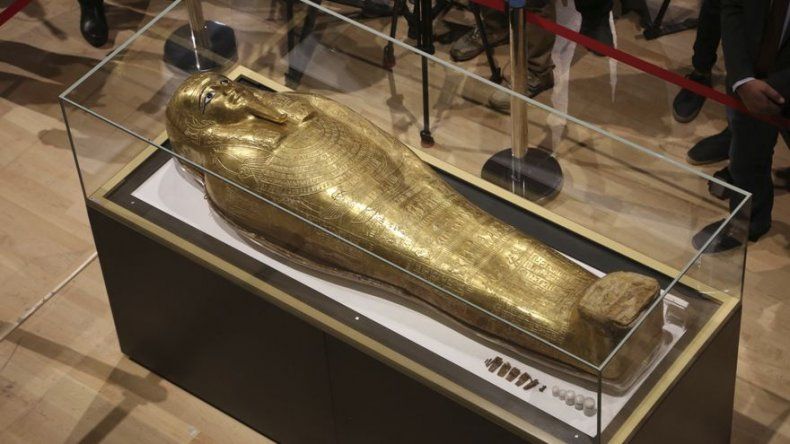 Egipto exhibe féretro devuelto por el Met de Nueva York