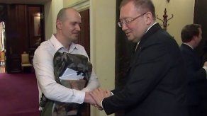 Británico envenenado interroga a embajador ruso