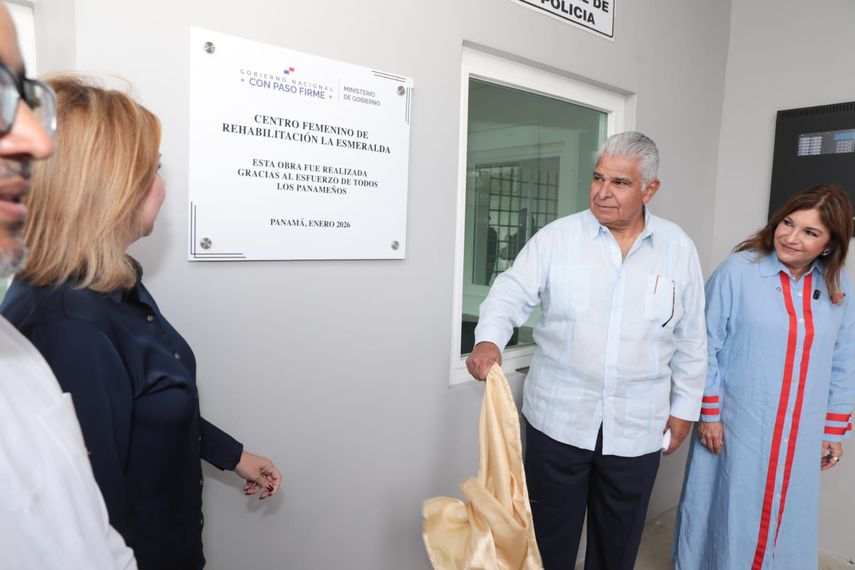 Presidente Mulino y Ministra Montalvo develando placa de Presidente Mulino y Ministra Montalvo develando placa de