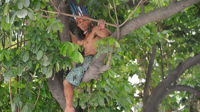 Bomberos brasileños retiran al último indio que resistía en edificio ocupado