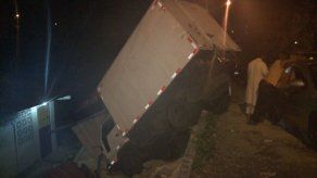 Camión terminó en el patio de una vivienda en Samaria tras quedar sin frenos