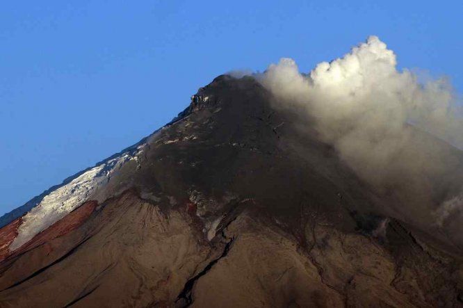 Volcán Cotopaxi amenaza unos 300.000 ecuatorianos