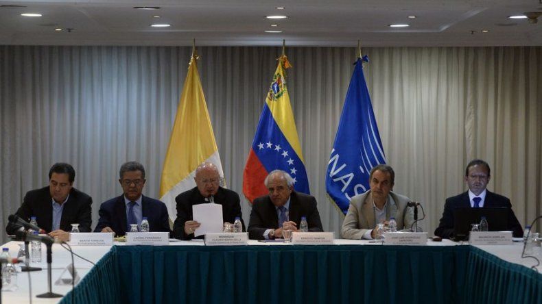 Mediadores anuncian acuerdos en diálogo en Venezuela que continua este sábado