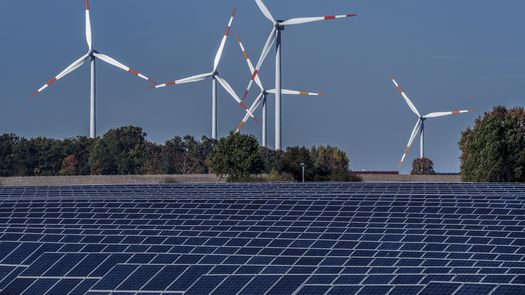 Para lograrlo, el gobierno propuso reservar más terrenos para parques eólicos terrestres y reducir los obstáculos burocráticos que han frenado la construcción en los últimos años.
