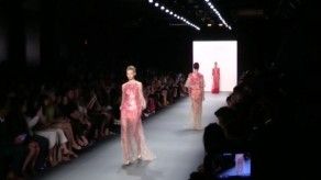 La firma británica Jenny Packham desfila en Nueva York