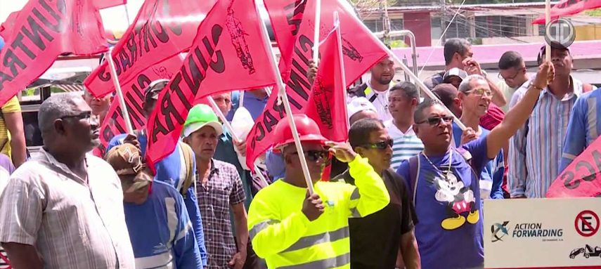 Trabajadores de la construcción protestan en el Ministerio de Vivienda.