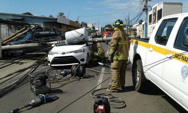 Camión engancha cables eléctricos, poste cae sobre auto en Santiago