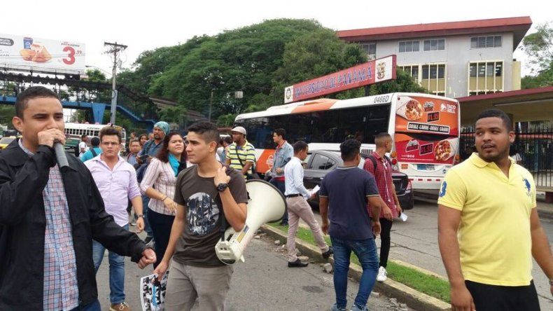 Universitarios se enfrentan a unidades antidisturbio en protesta contra el Decreto 130