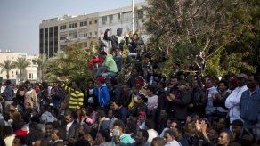 Migrantes protestan frente a embajadas en Israel