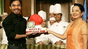 Pacquiao regresa victorioso a las Filipinas