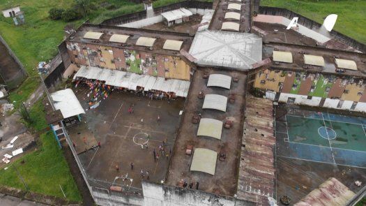 Policía dice que recapturó a 200 fugados tras riña mortal en cárcel de Ecuador