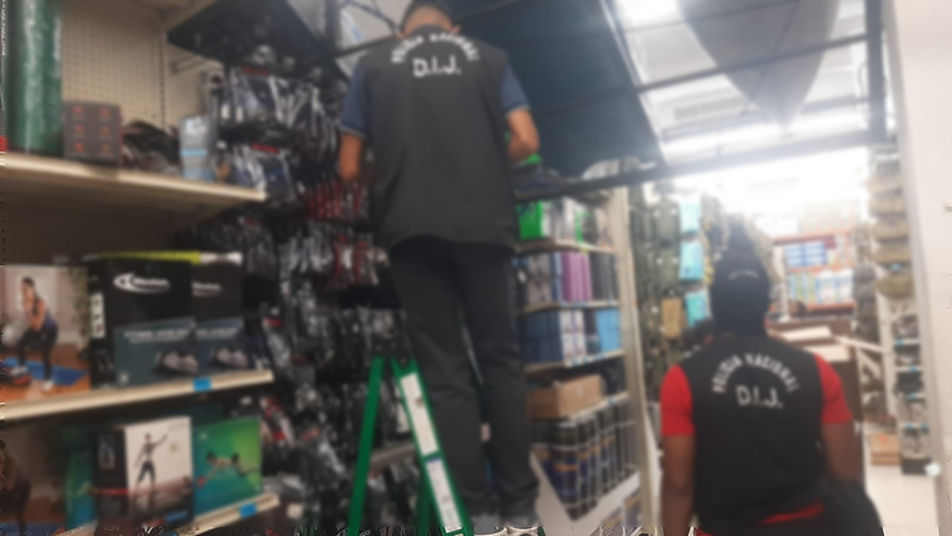 Decomiso de ropa presuntamente falsificada en Tumba Muerto.