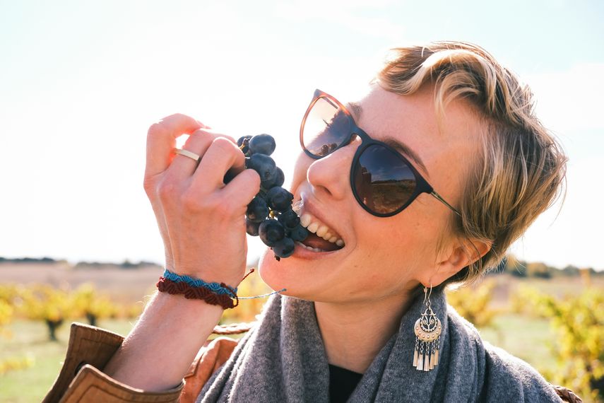 Comer una uva por cada campanada que marca la medianoche. Comer una uva por cada campanada que marca la medianoche.