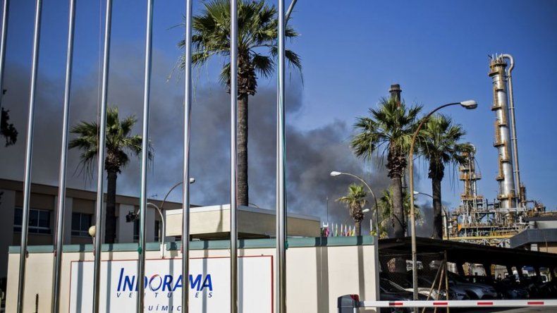 Incendio en fábrica en España lanza columna de humo espeso
