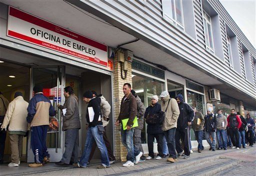 España: Desempleo baja ligeramente y da respiro al gobierno