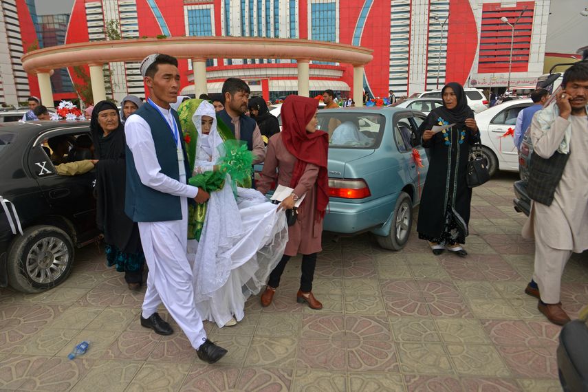 Las novias iban con un largo vestido blanco bajo un enorme chal verde brillante que les cubría por completo la cabeza y una parte del cuerpo.