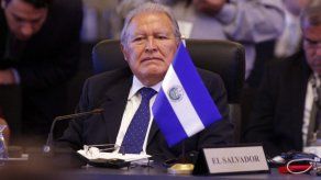 Presidente de El Salvador se reúne con jóvenes marinos en programa diálogo