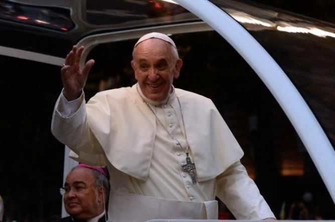 Entre protestas y ovaciones el Papa llega a Brasil