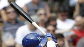 Merrifield pega jonrón y Reales aplastan a Medias Blancas