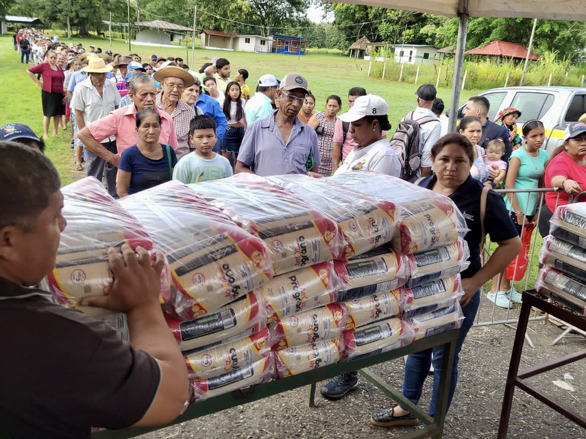 Venta de arroz en las Agroferias del IMA.
