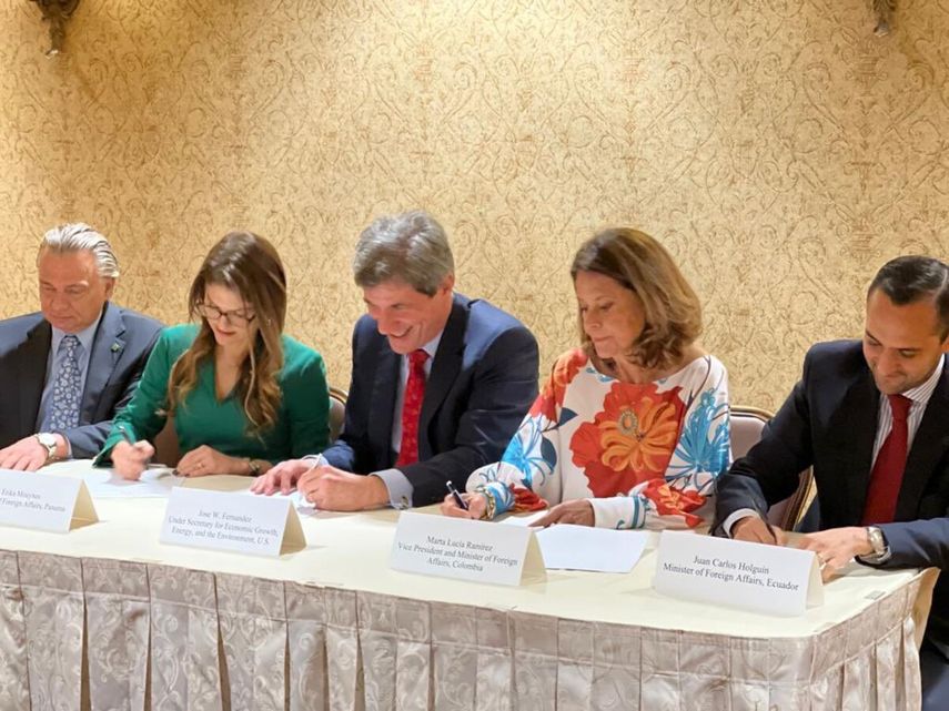 Momento de la firma el memorando de entendimiento del CMAR.