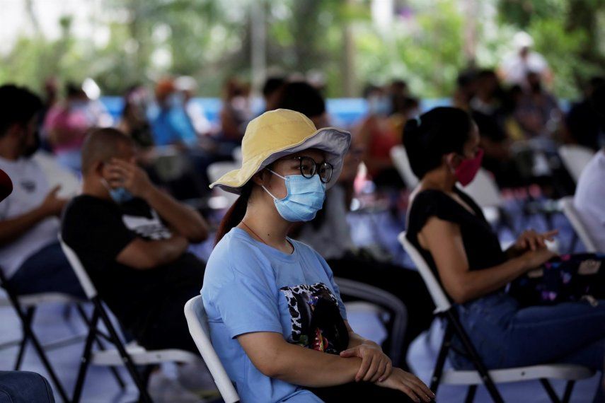 Personas en un centro de vacunación en Panamá a la espera de aplicarse una dosis de vacuna contra COVID-19.