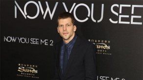 Jesse Eisenberg y su pareja se dejan ver por primera vez con su bebé