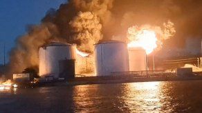 Un bombero muerto por incendio en un depósito de combustible en Colombia