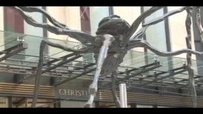 Una gigantesca araña se posa frente a la casa Christies de Nueva York