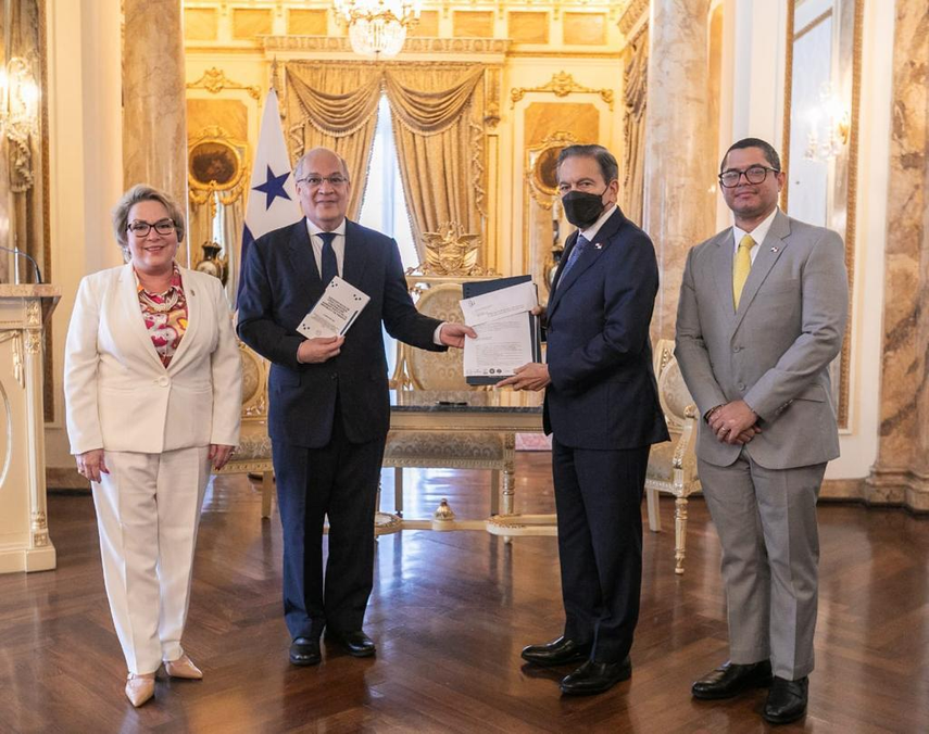 Este evento contó con la presencia de magistrados de la Corte Suprema de Justicia, encabezados por su presidenta, la magistrada María Eugenia López, el procurador de la Administración, Rigoberto González, destacados juristas y diputados de la República. Este evento contó con la presencia de magistrados de la Corte Suprema de Justicia, encabezados por su presidenta, la magistrada María Eugenia López, el procurador de la Administración, Rigoberto González, destacados juristas y diputados de la República.