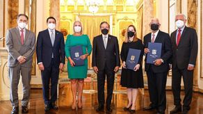 De izq. a der.: Aristides Royo, José Gabriel Carrizo, DoraPérez Balladares, Laurentino&nbsp; Cortizo,Laury Melo, Luis Navas Pájaro y Ricaurte Vásquez.