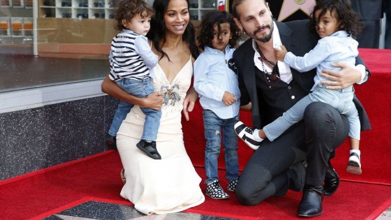 Zoe Saldaña homenajea a su familia tras recibir su estrella en el Paseo de la Fama