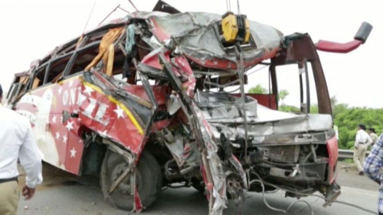 Al menos 17 muertos y 33 heridos al caer un autobús por un barranco en India