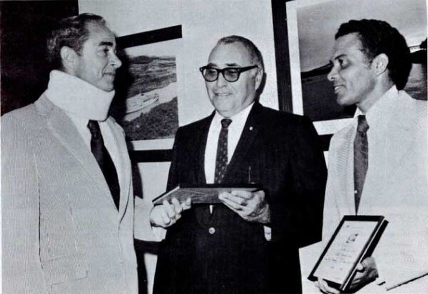 Jeremías De León, recibiendo su certificado como práctico del Canal sin limitaciones en la clase de barcos. Jeremías De León, recibiendo su certificado como práctico del Canal sin limitaciones en la clase de barcos.