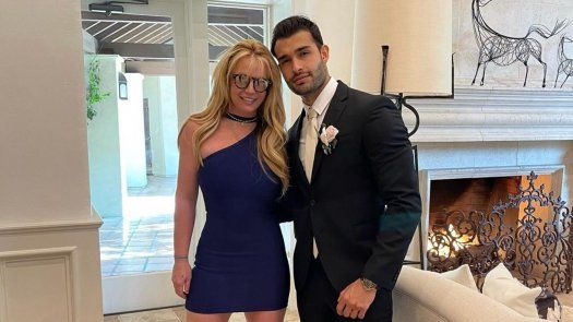 Britney Spears, la viva imagen de la felicidad en una boda con su novio.
